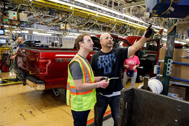Zuckerberg đã tham gia lắp ráp một chiếc xe hơi hiệu Ford F-150 trong một nhà máy ở Michigan hồi tháng 4.