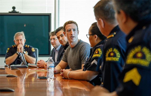 Trong khi ở Dallas, CEO Facebook cũng đã gặp gỡ với một vài nhân viên cảnh sát địa phương. “Họ là những người làm công việc rất quan trọng, và thực sự rất ý nghĩa với tôi khi có thể nói lời cảm ơn trực tiếp đến họ”, Zuckerberg viết trên Facebook.