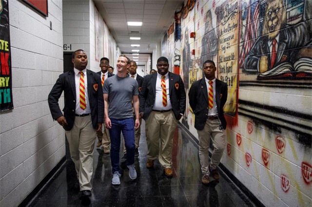 Đến tháng 6, Zuckerberg gặp gỡ các sinh viên tốt nghiệp trường Urban Prep Academy ở Chicago.