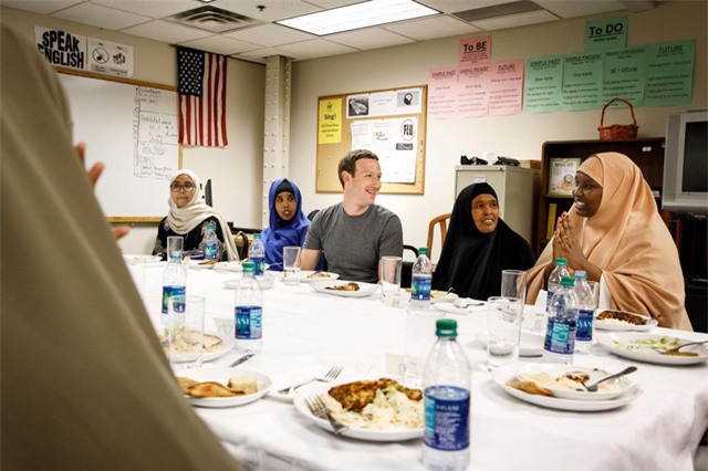 Zuckerberg thực sự quan tâm đến vấn đề nhập cư, và ông đã gặp gỡ với các người di cư Somali ở bang Minneapolis.