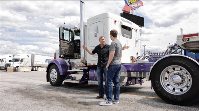 Zuckerberg gặp gỡ với những người lái xe tải tại một trong những điểm đỗ xe tải lớn nhất thế giới ở Walcott, bang Iowa.