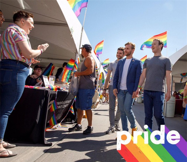 CEO Facebook cũng tham gia buổi diễu hành Pride của những người ủng hộ giới tính thứ 3 ở Omaha, bang Nebraska.