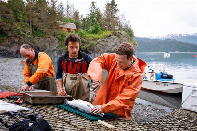 Zuckerberg dành ngày nghỉ lễ độc lập 4/7 để câu cá hồi tại vùng Homer, bang Alaska.