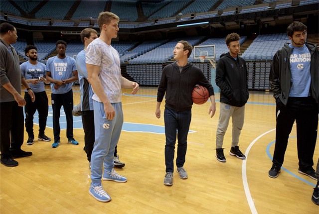 Zuckerberg cũng thăm đội bóng rổ Duke và đối thủ đến từ trường đại học North Carolina.