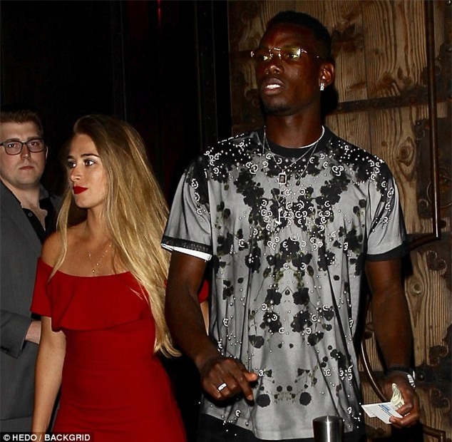 Sao Man Utd bị tố bủn xỉn khi mua hoa hồng tặng bạn gái bí ẩn - Ảnh 5.