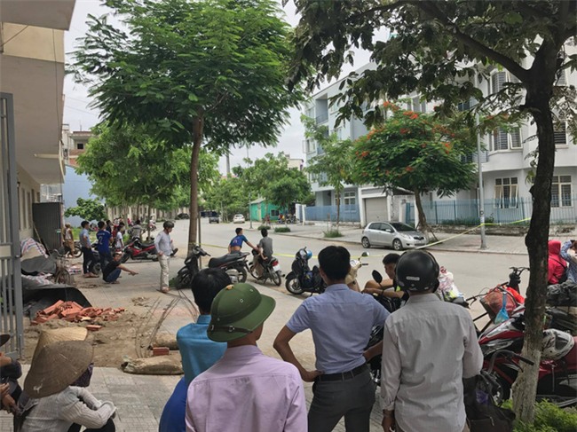 Hà Nội: Phát hiện thi thể người đàn ông đang phân hủy trong tư thế treo cổ tại ngôi nhà 4 tầng - Ảnh 2.