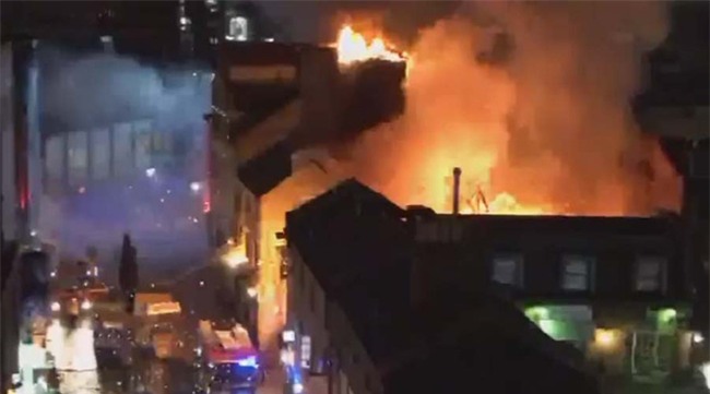 Cháy lớn tại khu chợ nổi tiếng ở London - Ảnh 1.