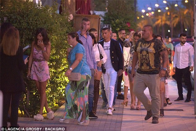 Georgina diện đồ chật, đi giày cao gót khi ăn tối cùng Ronaldo - Ảnh 4.