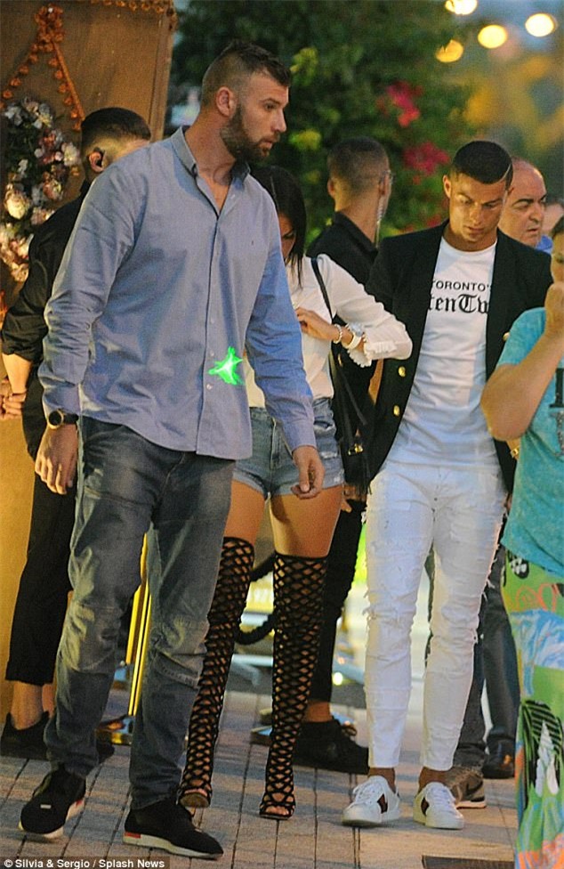 Georgina diện đồ chật, đi giày cao gót khi ăn tối cùng Ronaldo - Ảnh 5.