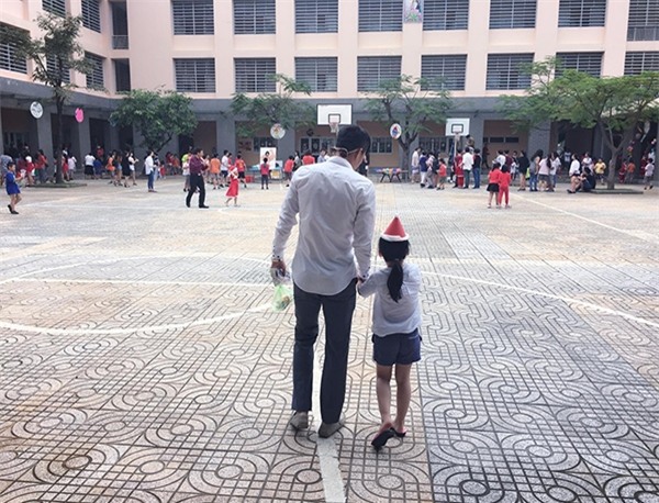 Loạt&nbsp;ảnh&nbsp;doi thuong hanh phuc dáng ghen tỵ cua Thuy Tien - Cong Vinh