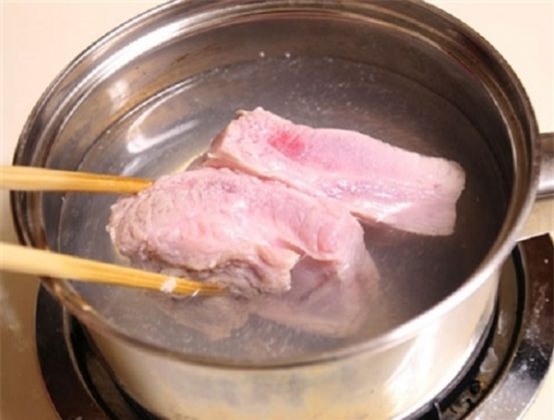 Thịt luộc muốn trắng, thơm, không khô chịu khó làm thêm vài bước này, đảm bảo ngon tuyệt vời - Ảnh 1.