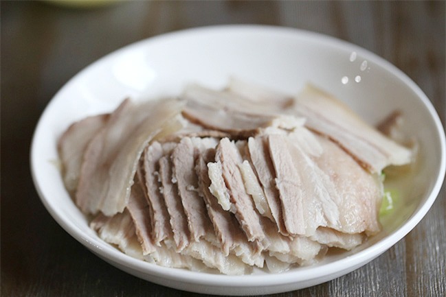 Thịt luộc muốn trắng, thơm, không khô chịu khó làm thêm vài bước này, đảm bảo ngon tuyệt vời - Ảnh 3.