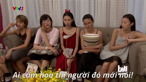 Clip: Cầm chổi, đeo nơ chuột Mickey, nói vào hoa... khùng thế này chỉ có Thùy Dương Next Top! - Ảnh 10.