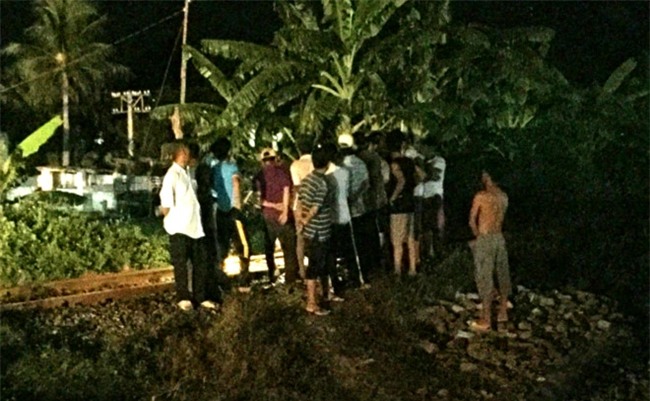 Thanh nien 9X bit mat dung giua duong ray cho tau hoa tong hinh anh 1