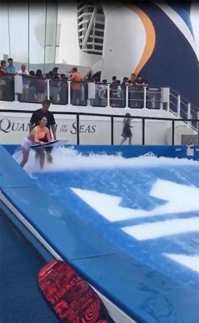 Du thuyền ác nhất thế giới: 2 cô gái chơi bể sóng nhân tạo bị đánh tụt quần - Ảnh 1.