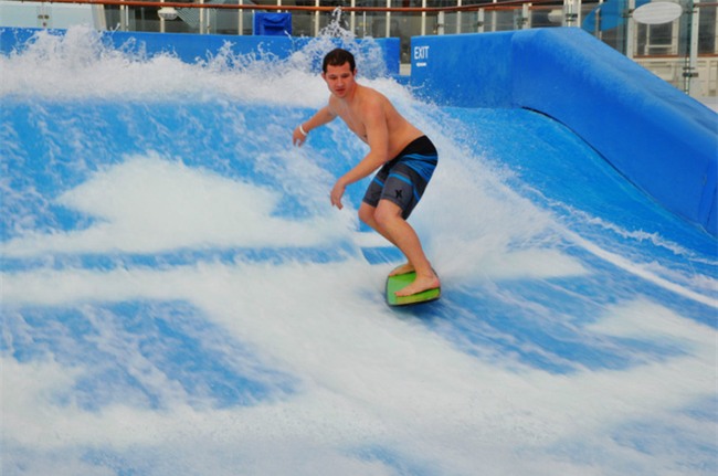 Du thuyền ác nhất thế giới: 2 cô gái chơi bể sóng nhân tạo bị đánh tụt quần - Ảnh 5.