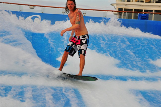 Du thuyền ác nhất thế giới: 2 cô gái chơi bể sóng nhân tạo bị đánh tụt quần - Ảnh 5.