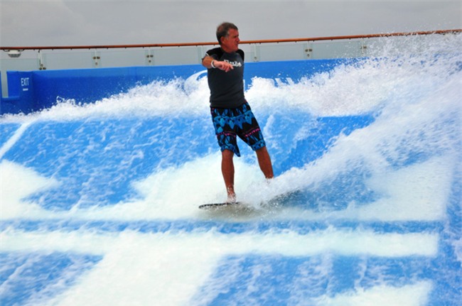 Du thuyền ác nhất thế giới: 2 cô gái chơi bể sóng nhân tạo bị đánh tụt quần - Ảnh 5.