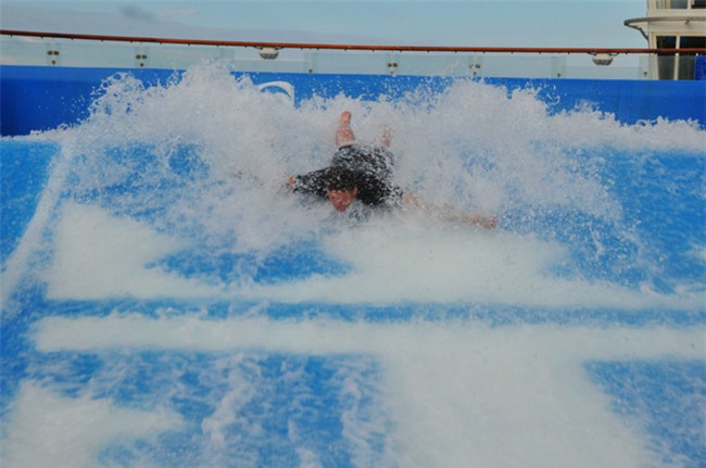 Du thuyền ác nhất thế giới: 2 cô gái chơi bể sóng nhân tạo bị đánh tụt quần - Ảnh 5.