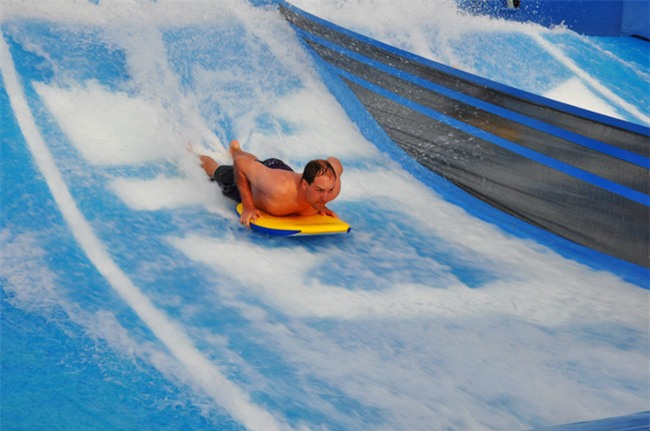 Du thuyền ác nhất thế giới: 2 cô gái chơi bể sóng nhân tạo bị đánh tụt quần - Ảnh 5.