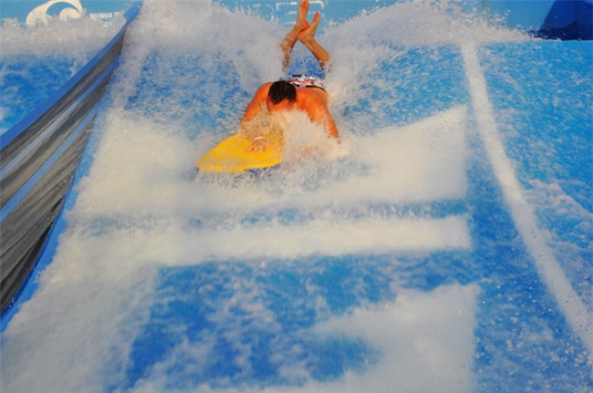 Du thuyền ác nhất thế giới: 2 cô gái chơi bể sóng nhân tạo bị đánh tụt quần - Ảnh 5.