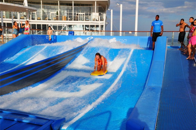 Du thuyền ác nhất thế giới: 2 cô gái chơi bể sóng nhân tạo bị đánh tụt quần - Ảnh 5.