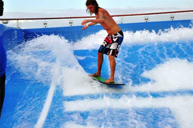 Du thuyền ác nhất thế giới: 2 cô gái chơi bể sóng nhân tạo bị đánh tụt quần - Ảnh 5.