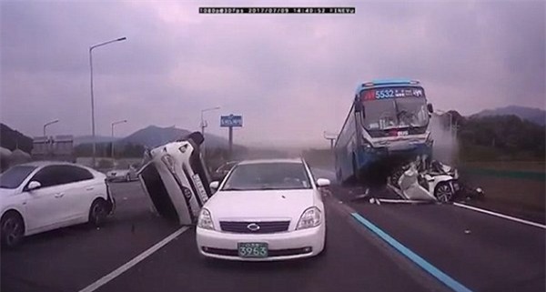 Hàn Quốc: Tài xế ngủ gật gây tai nạn liên hoàn, 18 người thương vong - Ảnh 3.