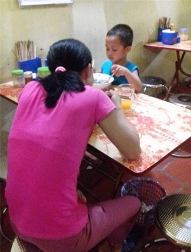 Sự thật câu chuyện ông bố ích kỷ trong quán phở khiến chị em xôn xao cả ngày hôm nay - Ảnh 2.