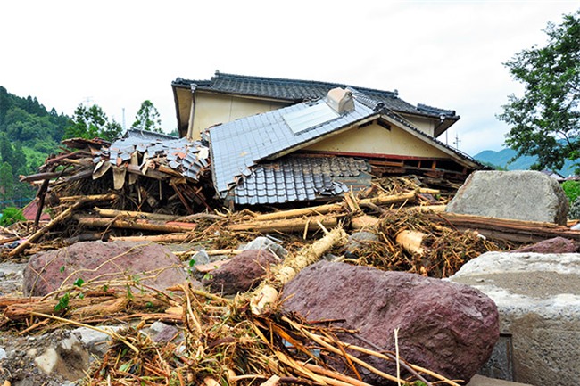 Mưa lũ kinh hoàng ở Nhật Bản: Thi thể người mẹ trẻ đang mang thai vẫn ôm chặt con trai 2 tuổi trong vòng tay - Ảnh 2.