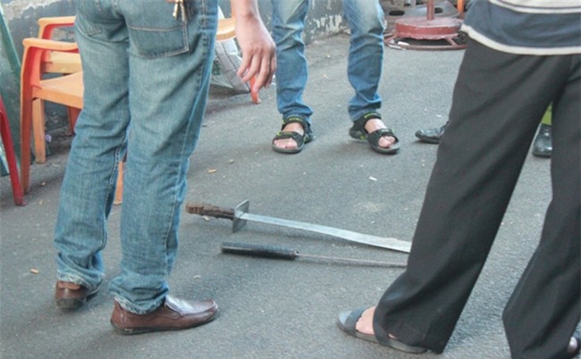 Thuê 3 sát thủ vượt ngàn km đi cắt gân chân đối thủ - Ảnh 1.