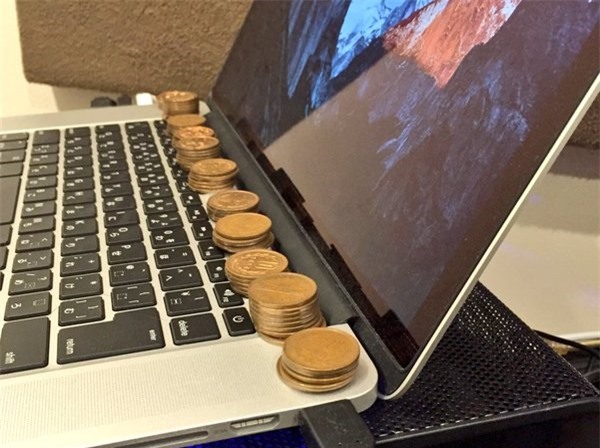 Bạn sẽ rất ngạc nhiên khi biết lý do người Nhật hay đặt đồng xu lên laptop thế này - Ảnh 1.