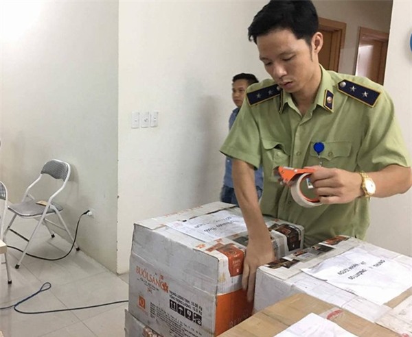 Hà Nội: Cô gái buôn bán hơn 13.000 lọ mỹ phẩm giả gắn mác nhập khẩu Pháp - Ảnh 6.