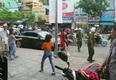 Bị cảnh sát giao thông hỏi thăm vì đỗ xe sai quy định, Đông Nhi nói gì? - Ảnh 1.