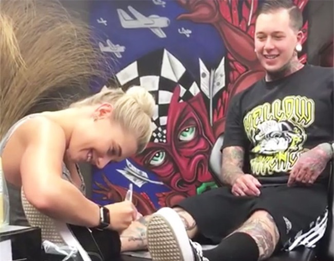 Anh chang dien trai xam len chan de cau hon ban gai hinh anh 1