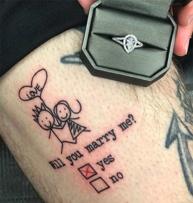 Anh chang dien trai xam len chan de cau hon ban gai hinh anh 2