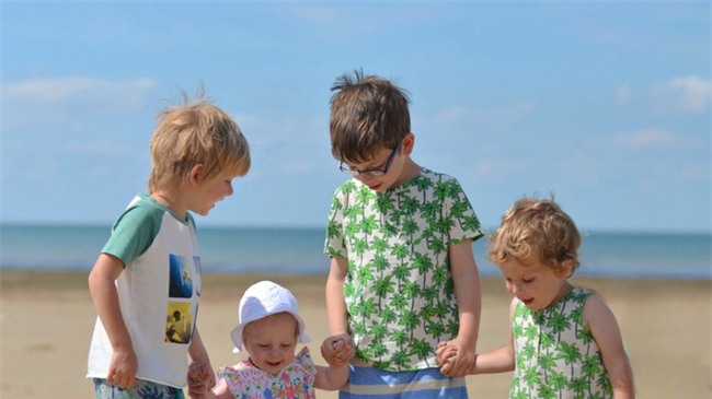 Bà mẹ “siêu nhạy”, sinh liền tù tì 4 đứa dù dùng đủ biện pháp ngừa thai, cuối cùng chồng cô quyết định… - Ảnh 1.