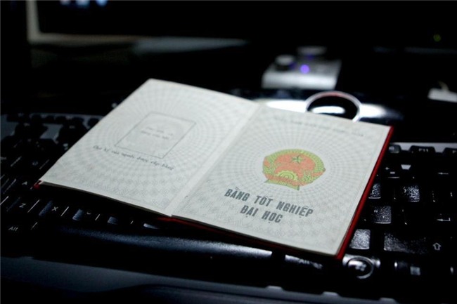 lo dien chu nhan bang dh 50 nam bo quen trong thu vien dh quoc gia hinh anh 2