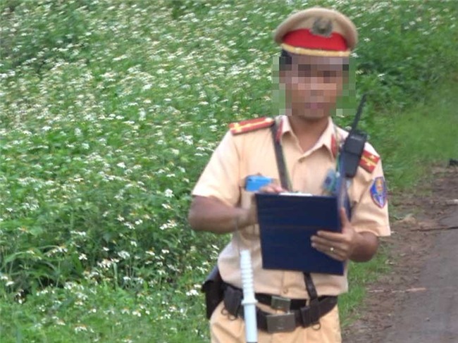 Quy trình gấp, mở sổ... gọn lẹ bất thường của CSGT - ảnh 1