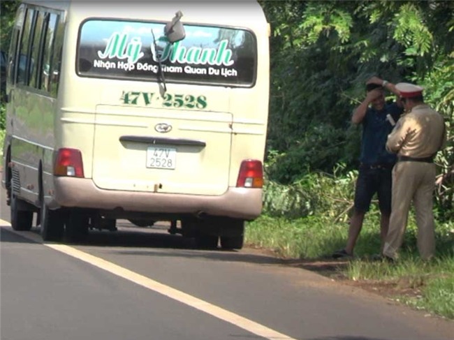 Quy trình gấp, mở sổ... gọn lẹ bất thường của CSGT - ảnh 2