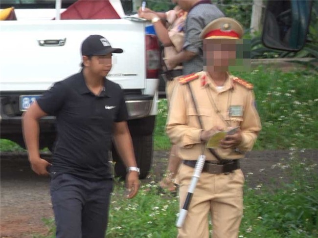 Quy trình gấp, mở sổ... gọn lẹ bất thường của CSGT - ảnh 3