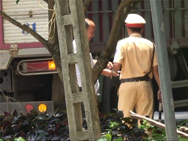 Quy trình gấp, mở sổ... gọn lẹ bất thường của CSGT - ảnh 4