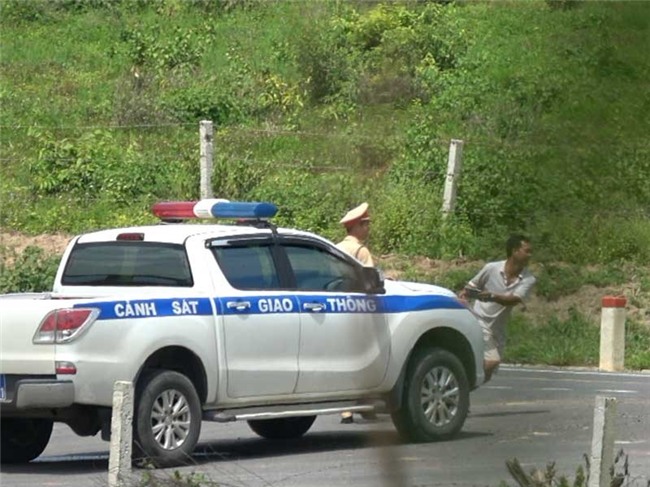 Quy trình gấp, mở sổ... gọn lẹ bất thường của CSGT - ảnh 5