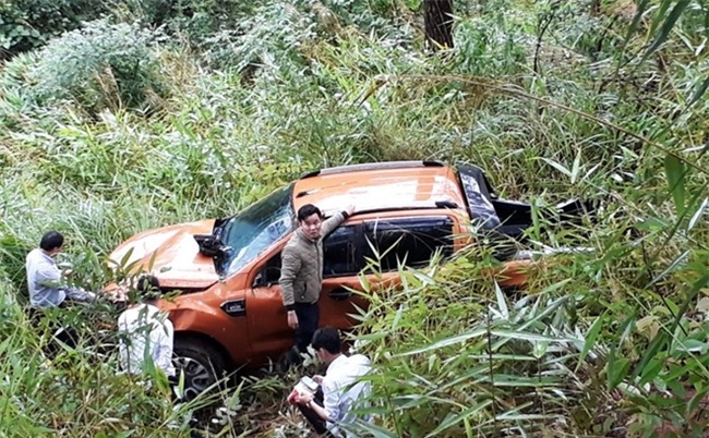 Xe bán tải lao xuống vực, 3 người may mắn thoát chết