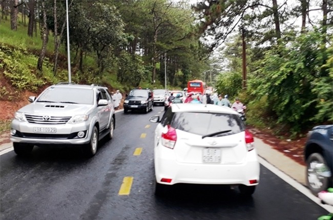 Xe bán tải lao xuống vực, 3 người may mắn thoát chết - Ảnh 1.