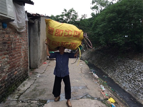 cuoc doi bat hanh cua nguoi dan ba bi tho song suot 33 nam - 4