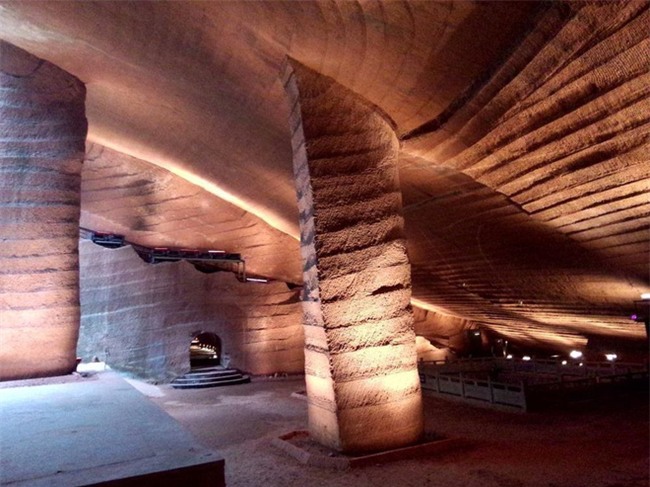 Bơm hết nước khỏi ao cá, người đàn ông bất ngờ phát hiện bí mật lớn - Ảnh 1.