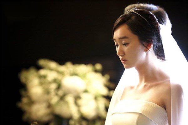 Vừa mở hộp quà ra, chồng đã tát tôi ngay trong ngày cưới - Ảnh 2.