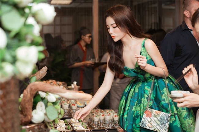 ky duyen de lo vai tran, khoe goc mat 3/4 than thanh dep 