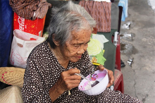 Chuyện đời bà cụ đi ở đợ 60 năm, có chồng con nhưng tuổi già đơn độc, sống nhờ người dưng trong hẻm nhỏ - Ảnh 5.